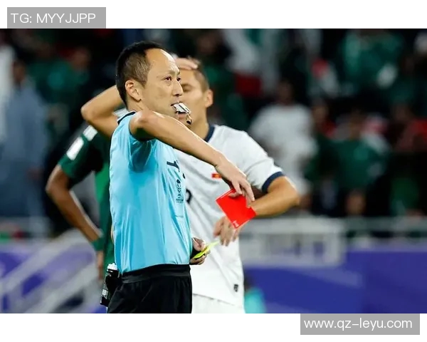 再次被判越位球员精彩长传直入禁区抢射却遭VAR裁判确认无效